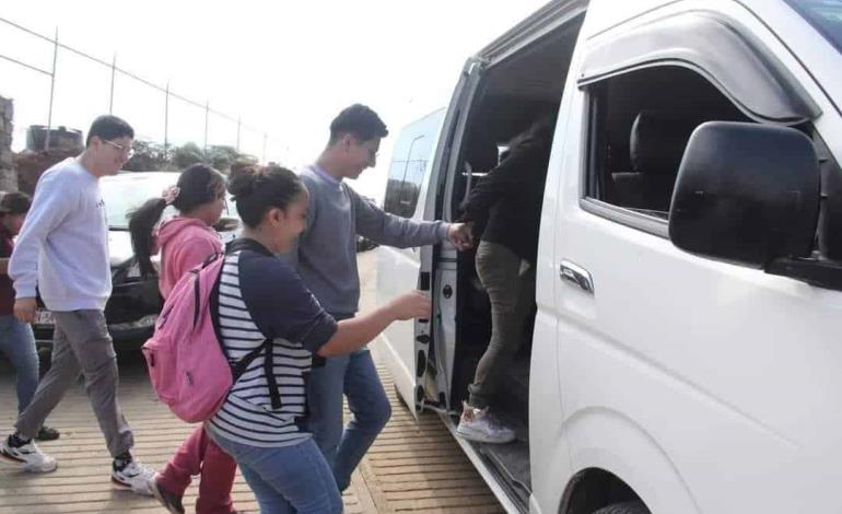 Apoyan alumnos de UBBJ con transporte