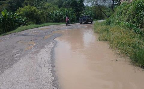 Carretera convertida en laguna