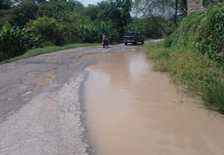 Carretera convertida en laguna