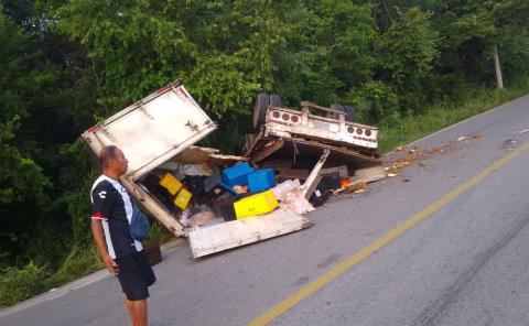 Vuelca camioneta aparatosamente