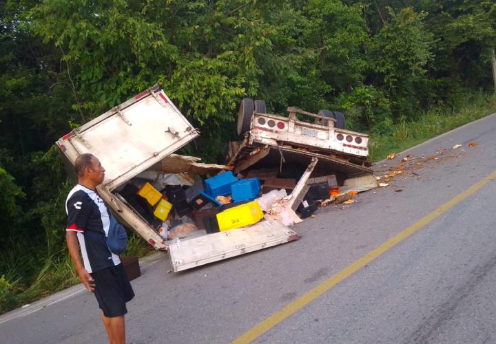 Vuelca camioneta aparatosamente