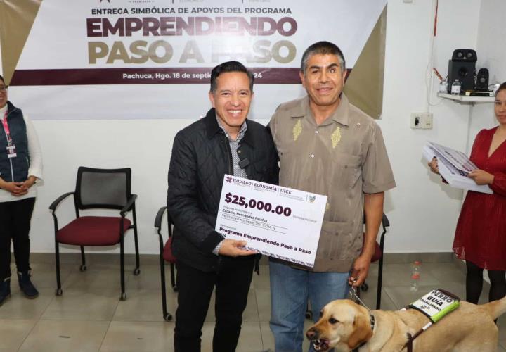 Personas con discapacidad y adultas mayores reciben apoyos económicos del programa "Emprendiendo Paso a Paso"