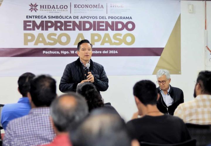 Personas con discapacidad y adultas mayores reciben apoyos económicos del programa "Emprendiendo Paso a Paso"