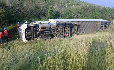 Volcadura de tráiler en la Supercarretera
