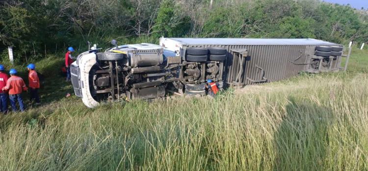 Volcadura de tráiler en la Supercarretera