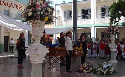 Rindieron homenaje a la maestra Adela Hernández
