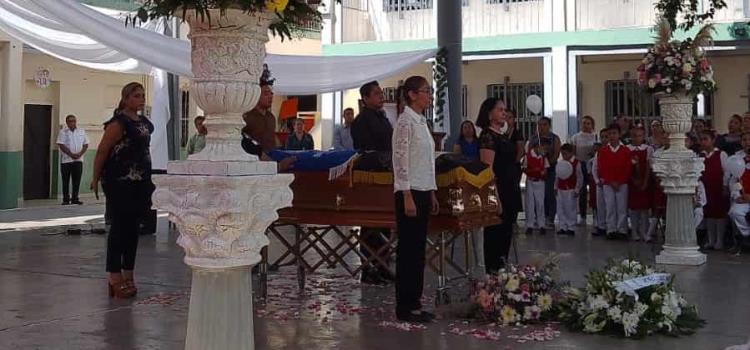 Rindieron homenaje a la maestra Adela Hernández