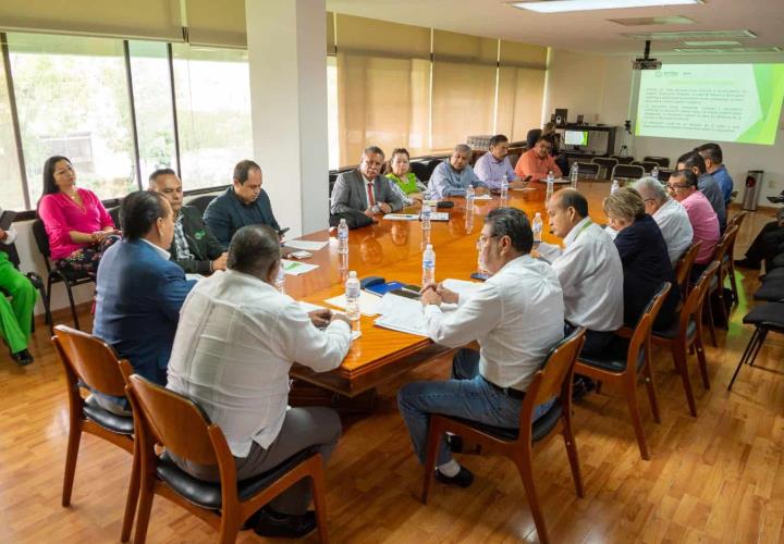 Maestros dialogan sobre sus derechos