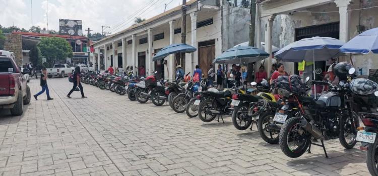 Motociclistas se adueñan de los estacionamientos