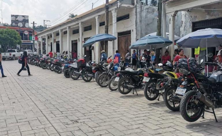 Motociclistas se adueñan de los estacionamientos