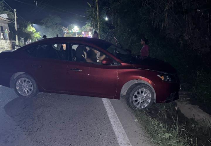 Veloz automóvil derrapó hasta estamparse contra el cerro.