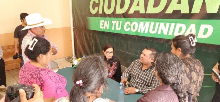 Arnulfo Urbiola y Karina Quintero estuvieron con familias de la comunidad Tanque de San Juan 