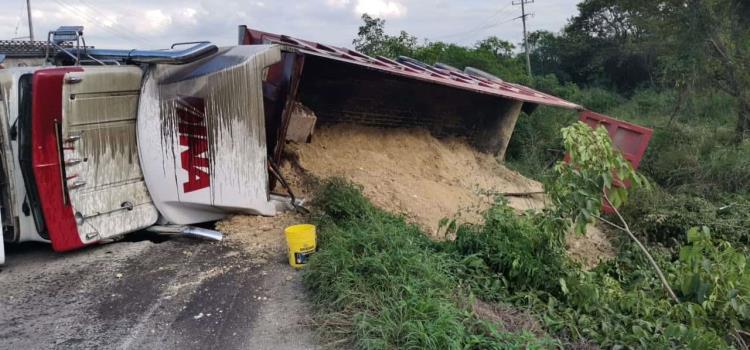 Volcó otro tráiler en el Libramiento      