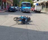 Auto impactó a una motocicleta       