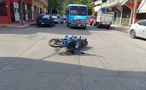 Auto impactó a una motocicleta       
