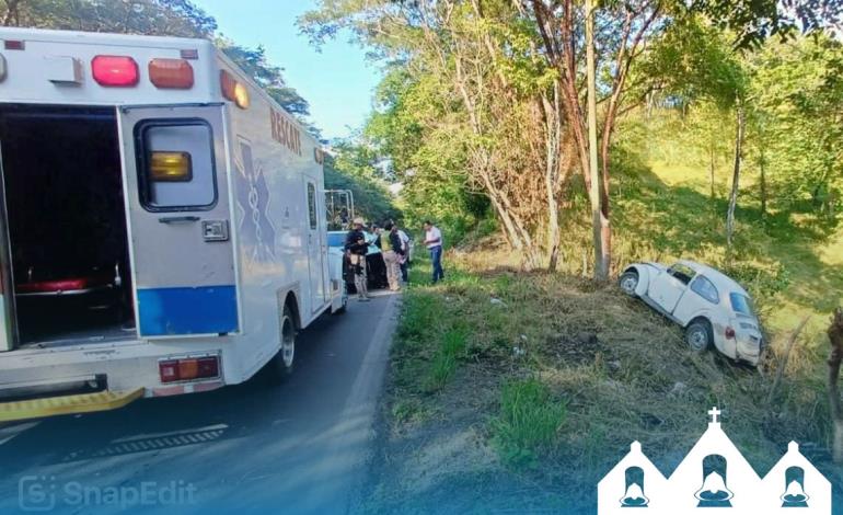 Vocho cayó a barranco