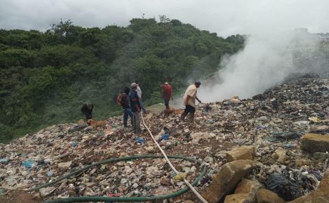 Movilización por incendio en el relleno sanitario de Tamazunchale