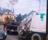 Percance entre camioneta y compactadora